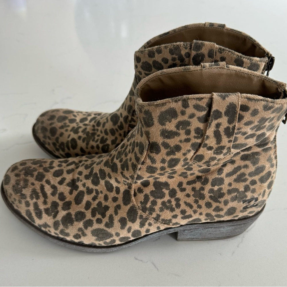Women’s Size 10 Billabong mini leopard print boots